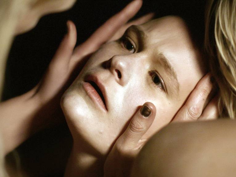 Zu sehen ist Marlene die gerade einen Albtraum erlebt.